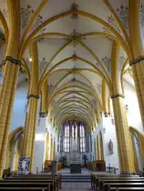 Trier, Innenraum der Jesuitenkirche Hl. Dreifaltigkeit, Gew�lbe mit Blumenmotiven ausgemalt, Glasfenster im Ostchor von Reinhard He� (03.10.2016)