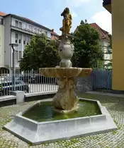 Ljubljana, Brunnen an der National-und Universit�tsbibliothek, Juni 2016