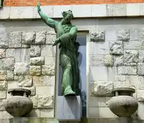Ljubljana, die Moses-Statue von Lojze Dolinar am Eingang zur National-und Universit�tsbibliothek, Juni 2016