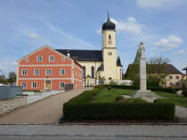Hofstetten, St. Nikolaus Kirche und Pfarrhaus, Kirche barock erbaut 1710 durch Jakob Engel (01.05.2016)