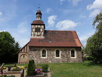 Feldsteinkirche von Neschholz, sptromanischer Saalbau mit neubarockem Fachwerkturm, erbaut im 13. Jahrhundert (21.05.2016)