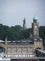 Hamburg-St. Pauli am 1.9.2016: Landungsbrcken mit Uhrturm und Bismarckdenkmal /
