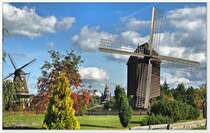 Impressionen aus dem Mhlen-Park in Gifhorn. Im Vordergrund die Bockwindmhle aus Niedersachsen, im Hintergrund der Nachbau der Windmhle von Sancoussie in Potsdam. September 2013.  