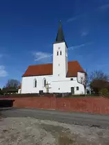 Englmannsberg, St. Willibald Kirche, Saalkirche mit eingezogenem Chor und S�dturm, erbaut im 12. Jahrhundert, Chor und Turm 1487 (21.11.2016)