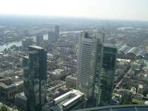 Gallileo-Hochhaus (links), Silver Tower und Skyper (Mitte) und der Hauptbahnhof rechts. Vom Main Tower fotographiert.  