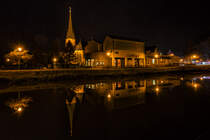 Herbstliche Spiegelung auf der Uecker in Torgelow mit der Christuskirche und des Irish Pub's OLD FIRE STATION und darber zeichnet sich der Sternenhimmel ab. - 24.11.2016 
