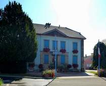 Heiteren, das Rathaus der ca.1000 Einwohner zhlenden Gemeinde im Elsa, sd-stlich von Colmar, Aug.2016