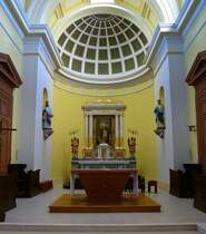 Heiteren, der Chorraum mit Altar in der Kirche St.Jakobus, Aug.2016