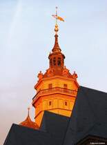Turm der Sankt Nikolai-Kirche in Leipzig von der Morgensonne angeleuchtet (November 2016)