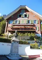 Bauen. Denkmal f�r Alberich Zwyssig Alberich (auch: Alberik; Taufname: Johann Josef Maria) Zwyssig (* 17. November 1808 in Bauen UR; † 18. November 1854 in Mehrerau) war Zisterzienserm�nch und komponierte 1841 den Schweizerpsalm, die heutige Schweizer Nationalhymne. Von 1821 bis 1841 war er zun�chst Klostersch�ler und S�ngerknabe und dann Pater im Kloster Wettingen. Er wirkte dort als Priester, Lehrer und Sekret�r des Abtes und Kapellmeister.- 04.10.2015