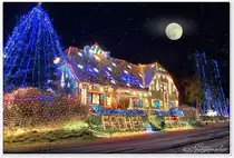 Gr��tes Weihnachtshaus Europas in Calle bei Nienburg, Niedersachsen. 
Experimentelle Bearbeitung, Foto aus dem Dezember 2010.
