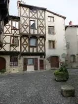 Billom, H�user in der Rue de Boucheries im Quartier Medieval (19.09.2016)