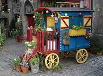 Besse-et-Saint-Anastaise, Holzwagen am Place de Eglise (20.09.2016)