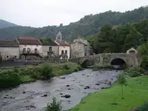 Saurier, Alte Brcke ber den Fluss Couze Pavin und Kirche St. Radegonde (20.09.2016)