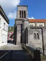 Volvic, Kirche Saint Priest, romanischer Chor mit Kapellenkranz (20.09.2016)