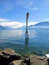 Vevey, Alimentarium. Die Gabel wurde vom Neuenburger Plastikknstler Jean-Pierre Zaugg zum 10-jhrigen Jubilum des Alimentariums erschaffen. Dieses Kunstwerk aus Inox–Stahl ist 8 Meter hoch und 1,3 Meter breit) - 14.10.2014