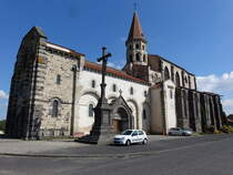Ennezat, Kollegiatskirche, Schiff erbaut im 11. Jahrhundert, gotischer Chor 13. Jahrhundert (20.09.2016)