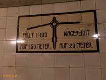 Hamburg am 1.9.2016: Hinweisschild (Fliesenbild) im alten Elbtunnel /