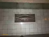 Hamburg am 1.9.2016: Fliesenbild im alten Elbtunnel  /