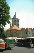 Paderborn, Marktst�nde 1993 und Blick zur Kirche