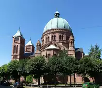 Straburg, die katholische St.Peter-Kirche im neuromanischen Stil, erbaut von 1889-93, besitzt den grten Kuppelbau im Elsa mir 18,5m Innendurchmesser, Aug.2016