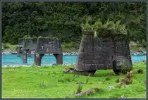 Reste einer alten Brcke ber den Whataroa River. (22.10.2016)