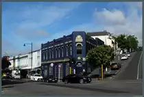 Dunedin weist durch die Lage an einer Hgelkette sehr starke Hhenunterschiede auf. Zu sehen ist ein altes Eckhaus, das als irische Bar genutzt wird. (27.10.2016)