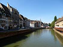 Straburg, Blick entlang der Ill von der Rabenbrcke (Pont du Corbeau), rechts das Alte Zollhaus, Juli 2016