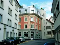 Einsiedeln, Schwanenstrasse 29, Haus Tulipan. Renovierung 2012-2013. Die historische Fassade erstrahlt in neuem Glanz wie damals im Jahr 1876. Die Bckerei hat neue Brorume und in der Produktion konnten die Arbeitsgnge effizienter und moderner gestaltet werden. Im Neubau, ein modernes Gebude, das sich perfekt in die Umgebung einpasst, sind 5 moderne, originelle und attraktive Eigentumswohnungen mit Tiefgarage entstanden - 20.09.2015
