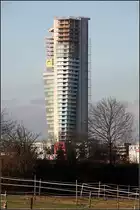 . Deutschlands hchste Bauruine -

... steht seit kurzem in Fellbach bei Stuttgart. Der 107 Meter hohe Wohnturm sollte Deutschlands dritthchstes Wohngebude werden, doch kurz nach dem Richtfest ging der Bauherr pleite. Die Luxuswohnungen in den oberen Stockwerken lieen sich doch nicht so gut verkaufen, wie gedacht. Vorher stand auf dem selben Grundstck jahrelang die Bauruine eines Hotels. Nach der Bauruine horizontal, jetzt die Bauruine vertikal. Der Turm ist von weither zu sehen. Von oben htte man eine gigantische Aussicht ber den Nordosten von Stuttgart und tief ins Remstal.

15.12.2016 (M)