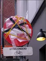 . X -

Professionelle Aufhebung eines Verkehrsschildes, gesehen in der Altstadt von Antwerpen.

19.06.2016 (G)