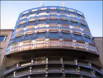 . Sehr eigenwillig -

Zentralsparkasse in der Wiener Favoritenstra�e, Architekt: G�nther Domenig, Fertigstellung: 2012.

07.10.2016 (G)