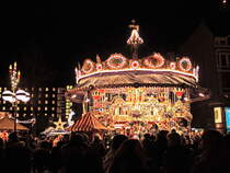 Das 2011 wiederaufgebaute historische Etagekarussel des Leipziger Weihnachtsmarktes, besucht am 10. Dezember 2016 auf dem Markt