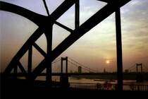 Blick von der Br�cke �ber den Ruhrorter Eisenbahnhafen auf die Friedrich-Ebert-Br�cke (November 1988)