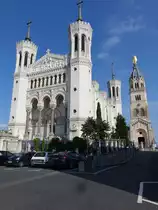 Lyon, die viertrmige Basilika Notre-Dame de Fourvire, daneben der Turm der alten Kapelle mit der goldenen Marienstatue, erbaut von Pierre Bossan, erbaut ab 1872 (23.09.2016)