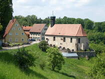 Hagsbronn, St. gidius Kirche im unteren Dorf, Saalbau aus Sandsteinquadern mit Satteldach, Langhaus von 1261, Chor 1507, barockisierung 1724 (26.05.2016)