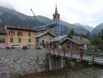 Ortsmitte mit Pfarrkirche Notre-Dame von Termignon, Savoyen (24.09.2016)