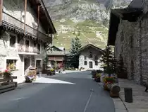 Val-d’Isre, Huser in der Rue Nicolas Baziles (24.09.2016)