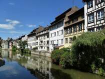 Straburg, Fachwerkbauten aus dem 16. und 17.Jahrhundert an der Ill im Gerber-und Mllerviertel (Petite France), Juli 2016