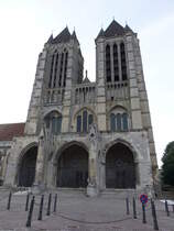 Noyon, frhgotische Kathedrale Notre-Dame, erbaut im 12. Jahrhundert, Westfassade zum Place du Parvis (10.07.2016)