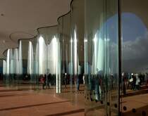 Innen- und Auenbereich der Plaza in der Hamburger Elbphilharmonie sind mit wellenfrmigen Glaswnden voneinander getrennt. Aufgenommen am 27.12.2016.