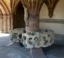 Breisach, der  Offene Dornenkranz  steht in der Krypta des Stephanm�nsters, ein Kunstwerk der Breisacher Schule 1978 von Helmut Lutz, Aug.2015 