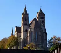 Breisach, Blick �ber die Altstadtd�cher zum romanischen St.Stephans-M�nster auf dem Burgberg, z�hlt zu den bedeutendsten Kirchenbauten am Oberrhein, Aug.2015