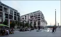 . Neue Einkaufstempel in Stuttgart -

Im Norden der Innenstadt auf dem ehemaligen G�terbahnhofgel�nde entstand das Einkaufszentrum Milaneo, gr��er als das Gerber. Auch hier finden sich �ber den drei Einkaufsebenen Wohnungen. Die Schauseite (Bild) liegt nach S�den zur Londoner Stra�e bzw. Mail�nder Platz gegen�ber der neuen Stadtbibliothek. Das Bauwerk wurde in drei Bl�cke aufgeteilt. Es liegt sehr verkehrsg�nstig an den Stadtbahnstationen Stadtbibliothek und ab Herbst 2017 auch an der Station Budapester Platz. 

Mich begeistern diese Einkaufszentren nicht so sehr, ich empfinde sie eher als Krebsgeschw�re in den St�dten.

28.05.2016 (M)

