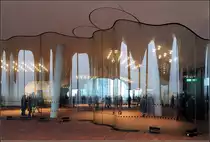 . Spiegelungen -

Die gewellte Glasfassade ergibt interessante Spiegelungen, die sich mit dem Einblick vermischen. Hier die Terrasse auf der S�d-, der Elbeseite.

Hamburg, Elbphilharmonie, 03.01.2017 (M)