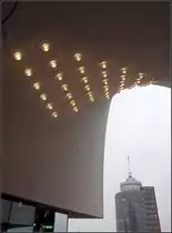 . Parabelf�rmig -

...die Decke der Terrasse auf der Nordseite der Hamburger Elbphilharmonie. Auf der anderen Seite hat die Terrasse einen flacheren Bogen.

03.01.2017 (J)
