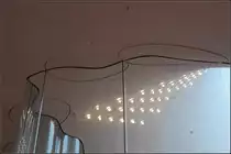 . Lichterdecke -

Sowohl im Innern, als auch auf den Terrassen finden sich diese zu Gruppen zusammengefassten spezielle f�r die Elbphilhamonie entwickelten Deckenleuchten.

03.01.2017 (J)