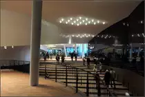 . Die �ffentliche Plaza -

Elbphilharmnie Hamburg. Blick von West nach Ost. Rechts die Treppe zum Ausgang. Im Hintergrund der Bereich unterhalb des Foyers zwischen den beiden Terrassen auf der Nord- bzw. S�dseite.

03.01.2017 (M)



