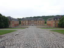 Dampierre-en-Yvelines, Schloss, erbaut von 1675 bis 1683 durch Charles Honor d’Albert, dem Herzog von Chevreuse, Architekt Jules Hardouin-Mansart (11.07.2016)