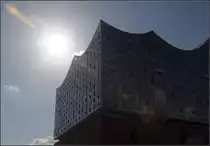 . Die Hamburger Elbphilharmonie -

Er herrschte nicht immer eitel Sonnenschein �ber der Planung und dem Bau der Elbphilharmonie. Vor allem die Kosten liefen sehr aus dem Ruder. Nun wird der Bau allerdings sehr bestaunt und bewundert, vielleicht ein Jahrhundertbauwerk, nach dem M�nchner Olympiagel�nde im vorhergehenden Jahrhundert. Auch damals wurde alles viel teuer als urspr�nglich gedacht. Ansicht von Nordosten.

27.09.2016 (J)
